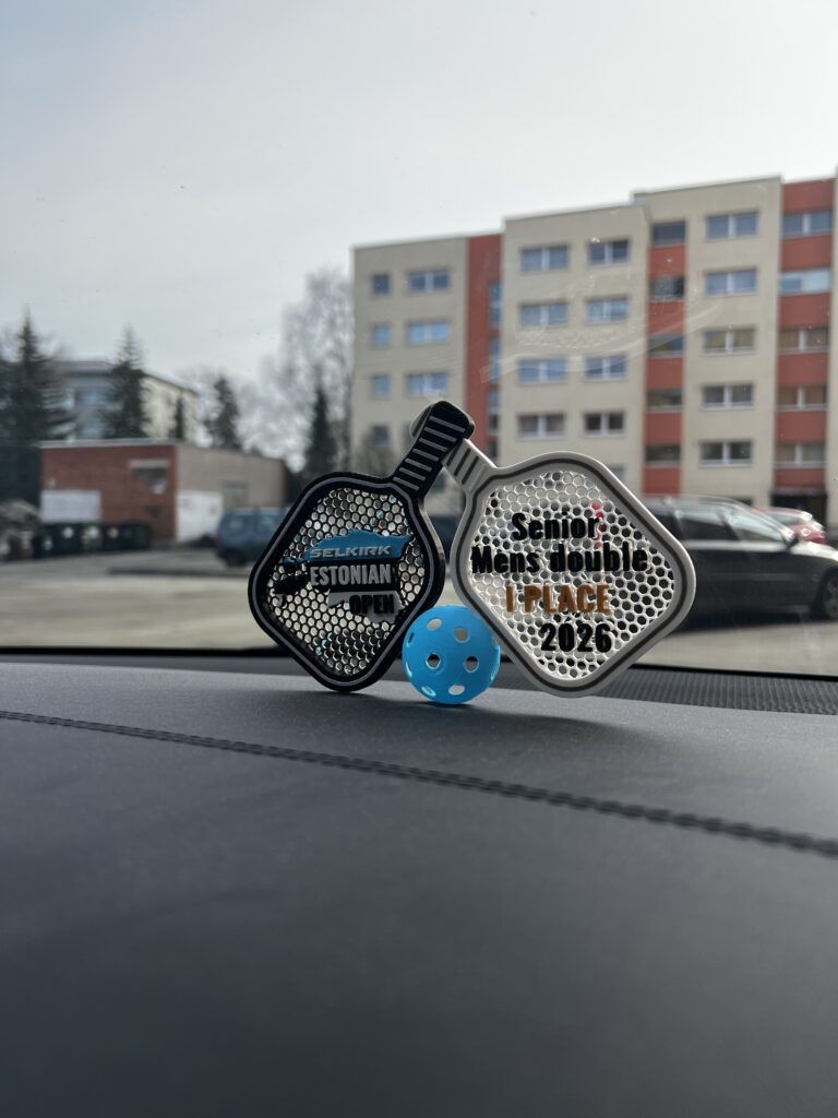 3D-prinditud värviline padeli medal Estonian Open võitjatele