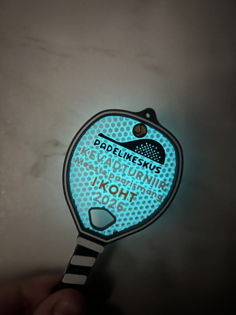 Medalid ja karikad Pimedas helendav 3D-prinditud padelireketi kujuline medal kevadturniirile 2026