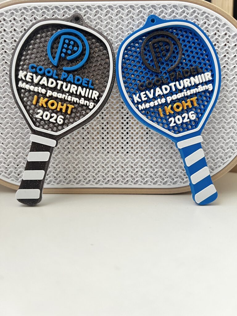 Medalid ja karikad Kaks 3D-prinditud padelireketi kujulist medalit Cool Padeli kevadturniirile 2026, must ja sinine