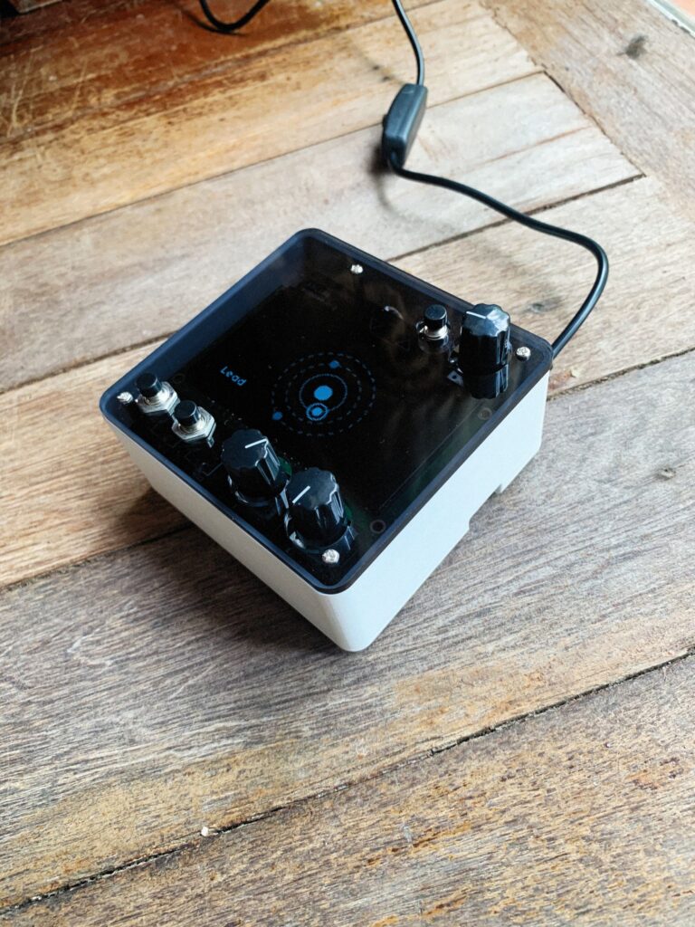 Korpused elektroonikale Valge 3D-prinditud korpus läbipaistva kaane, ekraani ja pöördnuppudega muusikaseadmele