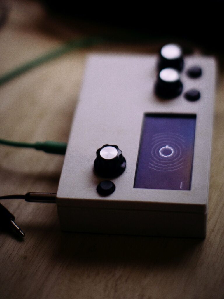 Korpused elektroonikale Hele 3D-prinditud korpus ekraani, pöördnuppude ja pistikuavadega muusikaseadmele