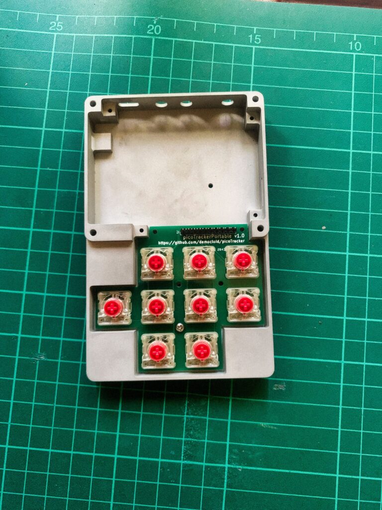 Korpused elektroonikale Avatud hall 3D-prinditud picoTracker korpus, sees trükkplaat punaste lülititega
